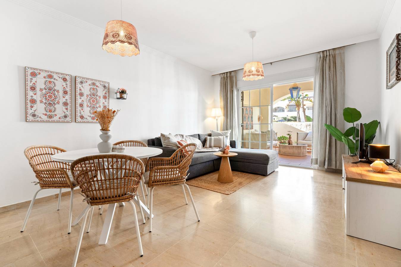 Appartement entier, 8. Duquesa – Ground Floor with Two Big Terraces &  in Sabinillas, Manilva