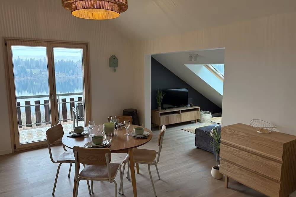 Apartamento entero, Bright duplex with lake-view terrace - Malbuisson (sleeps 6) in Mouthe-Lac et Mont d’Or, Jura Francais