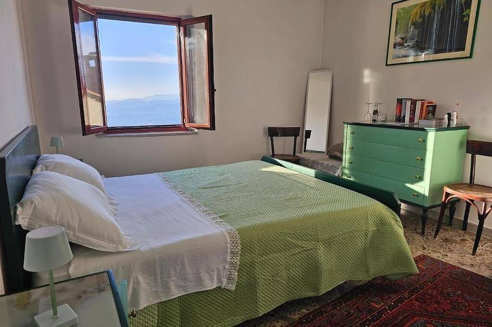 At Aunt Teresa's: A Viasilente Stopover Between the Sea and the Trails in Ascea, Cilento Coast