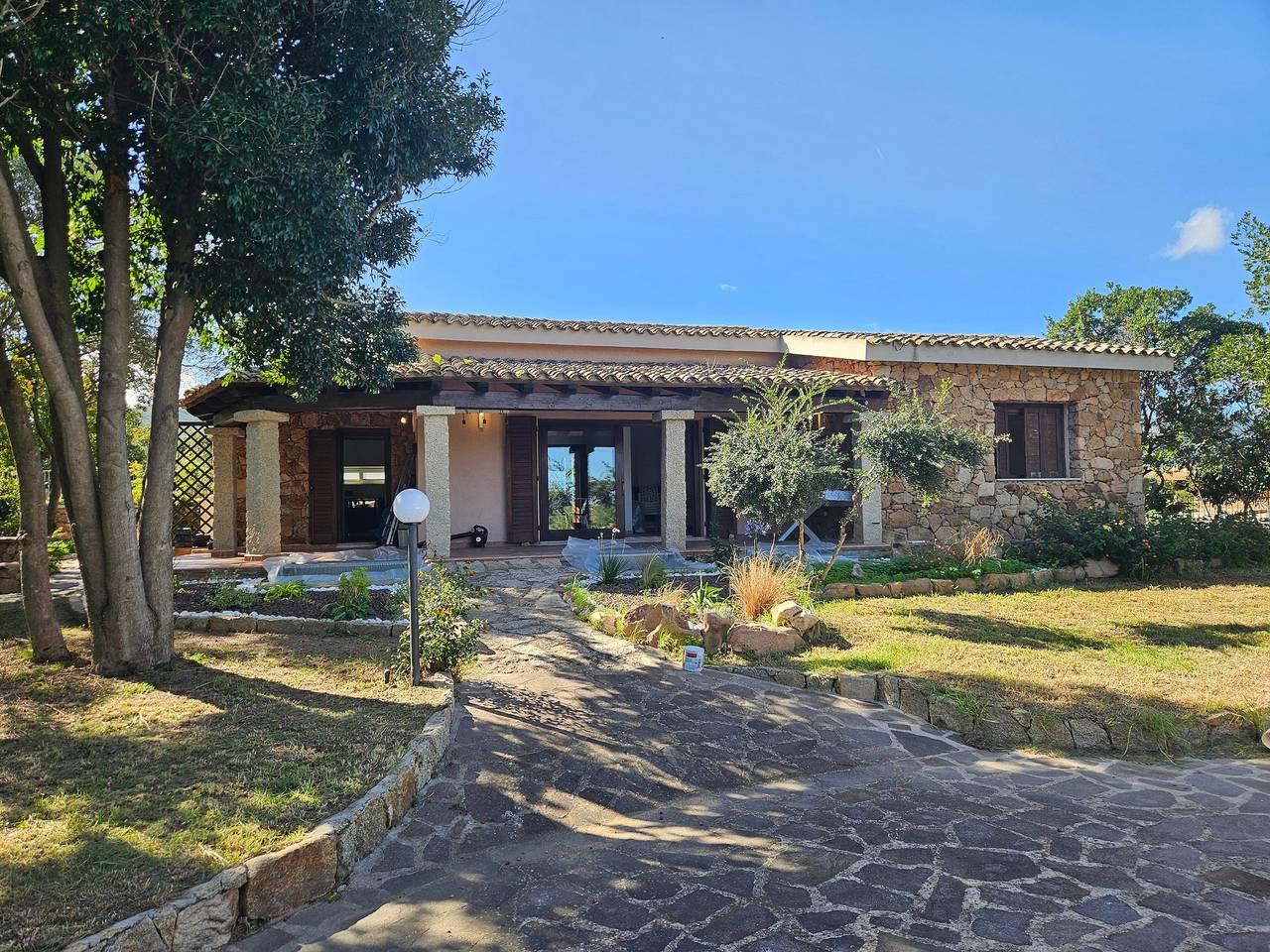 Villa 'Le Palme' con vista mare, Wi-Fi e aria condizionata in Lu Miriacheddu, San Teodoro
