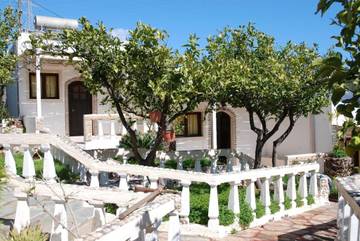 Villa für 4 Personen, mit Garten und Ausblick sowie Balkon auf Kreta