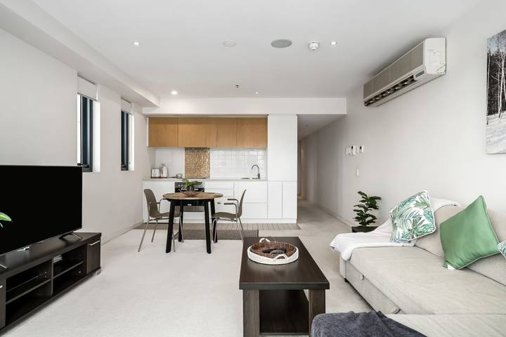 Holiday rental for 2 people, with pool and balcony, child-friendly in Adelaide