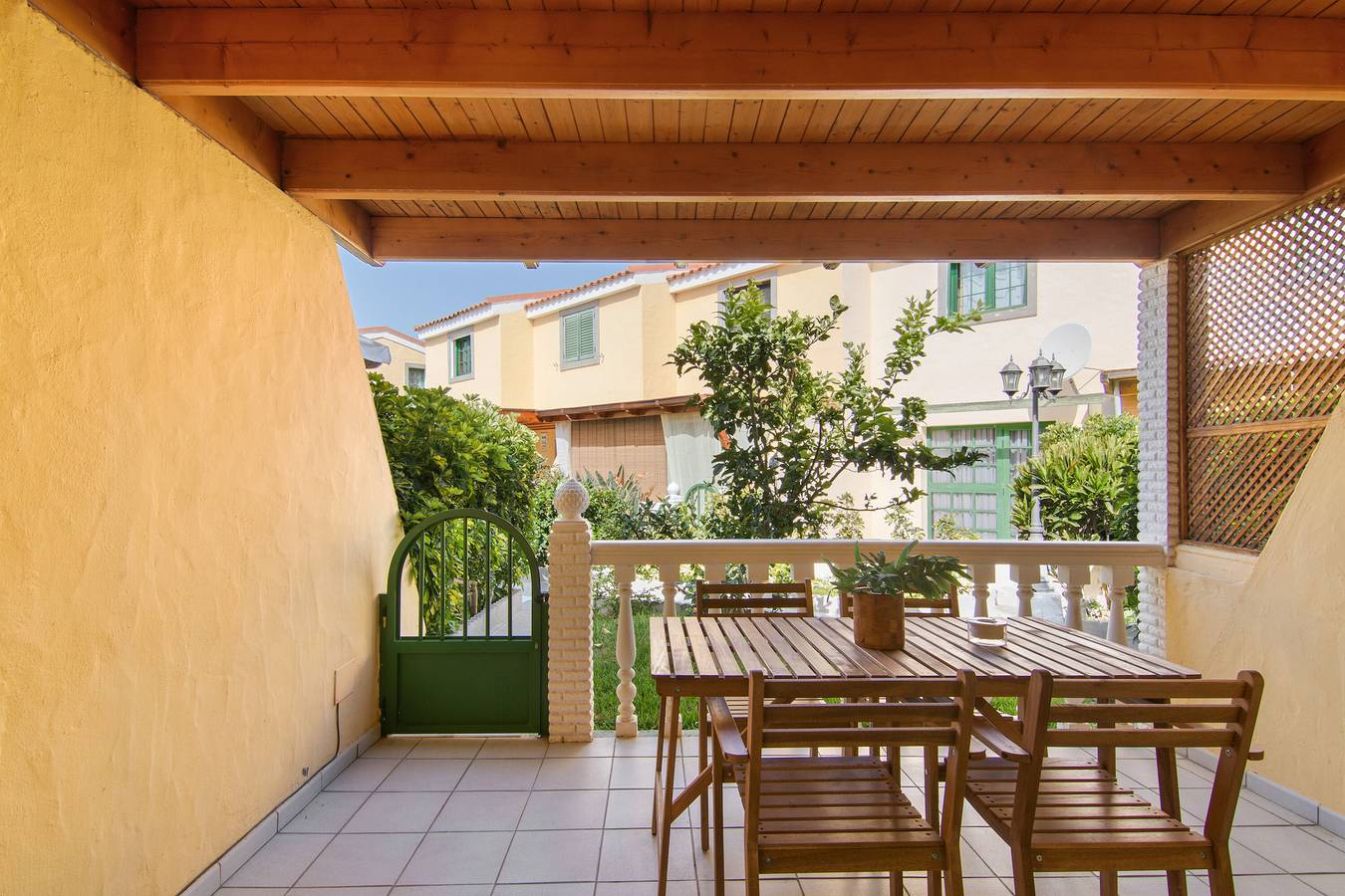 Appartamento intero, Vacanze 'Parrales' con piscina condivisa, Wi-Fi e aria condizionata in Maspalomas, San Bartolomé de Tirajana