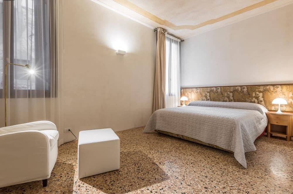 Hel leilighet, Refined luxury apartment in a 15th century Palazzo with canal view in Venezia, Provinsen Venezia