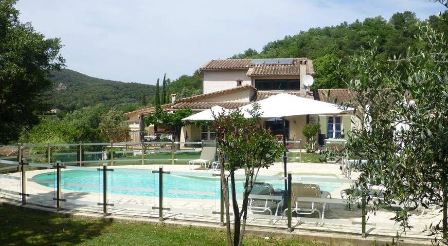 Gîte pour 2 personnes, avec piscine et jacuzzi ainsi que jardin et terrasse à Générargues