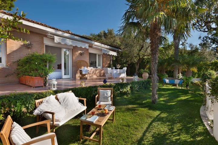 Amore Rentals - Villa Auxilia con Piscina Condivisa e Terrazza in Piano di Sorrento, Provincia de Nápoles