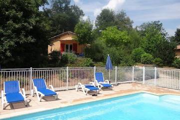 Gîte pour 5 personnes, avec terrasse ainsi que jardin et piscine à Doissat