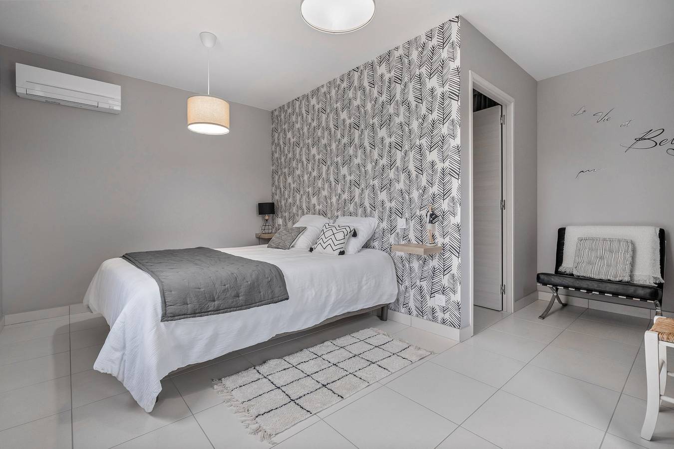 Chambre « Graphique » avec terrasse privée, Wi-Fi et climatisation in Chozeau, Région de La Tour-du-Pin