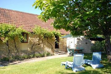Location de vacances pour 4 personnes, avec jardin et piscine ainsi que jacuzzi et terrasse, animaux acceptés à Vézac