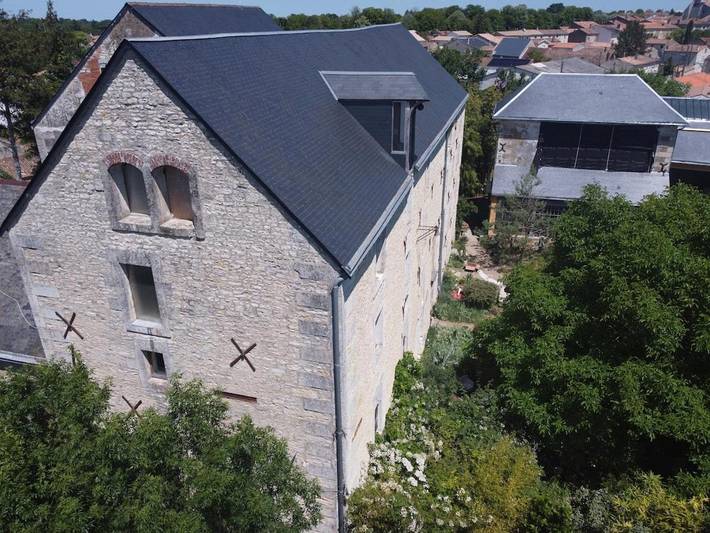Location de vacances pour 25 personnes, avec vue ainsi que jardin et piscine à Mauzé-sur-le-Mignon - 2
