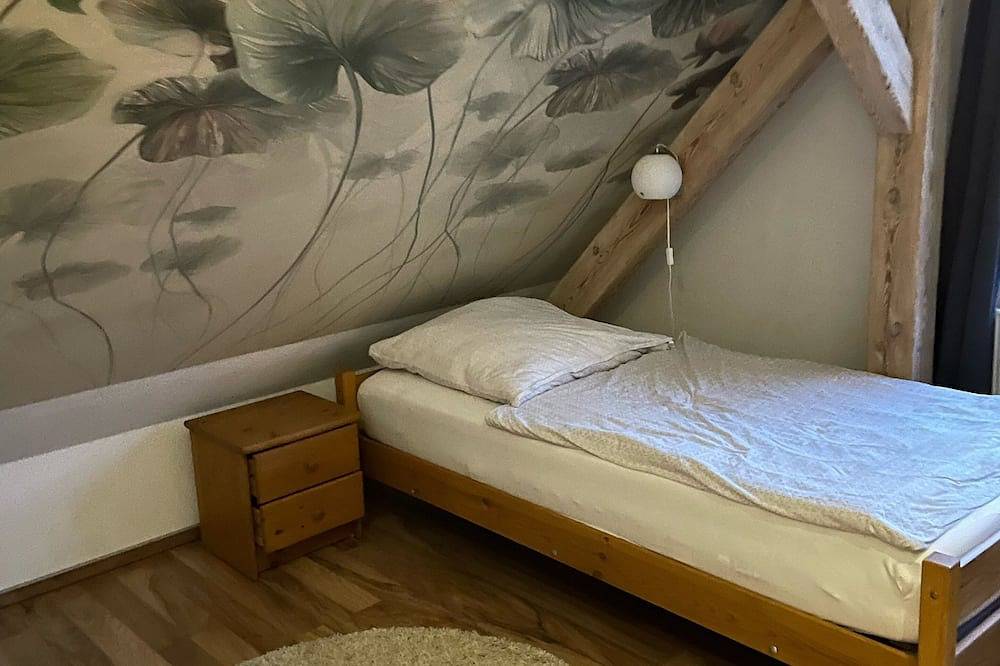 2 Schlafzimmer, 1 Bad+ Wc; Og ein Wc; 4-6 Gäste, 130 m²; 1500m² Grundstück in Malchow, Fleesensee