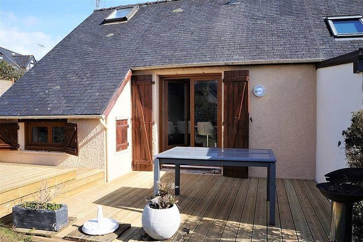Gîte pour 4 personnes, avec terrasse ainsi que piscine et jardin
