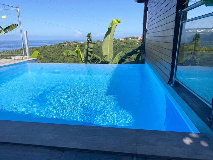 Charmant Bungalow avec vue sur la mer à Marigot, 60 m², piscine. in Vieux-Habitants, Guadeloupe