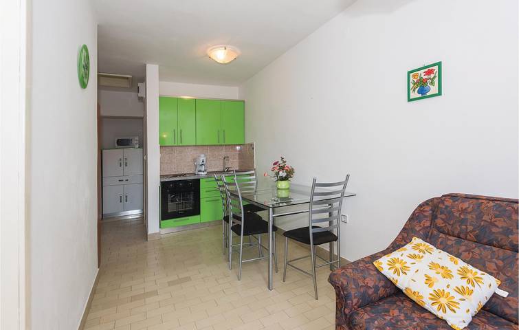 Apartamento vacacional entero, Acogedor apartamento con terraza, WiFi y aparcamiento, a 2,5 km de la playa. in Rogoznica, Condado de Šibenik-Knin