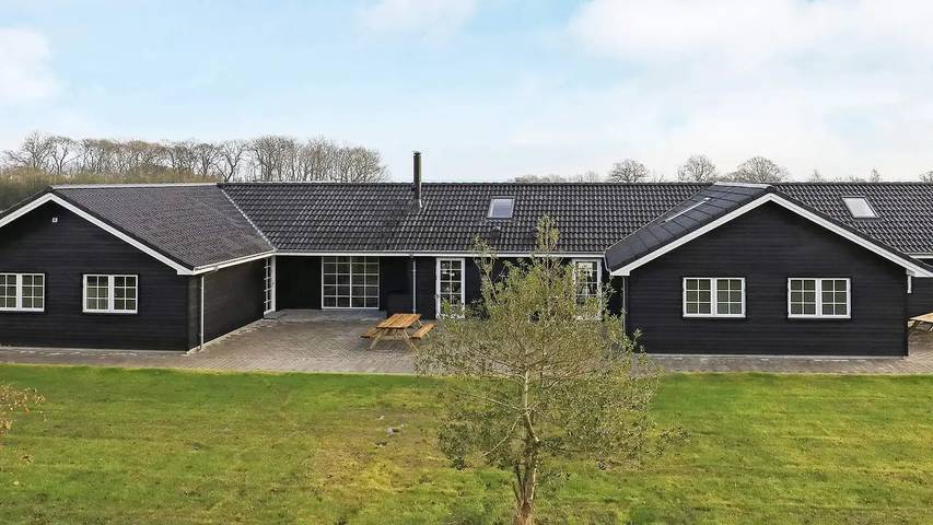 Ferienhaus für 27 Personen, mit Whirlpool und Sauna sowie Garten und Pool in Tårup