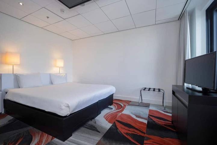 Comfortable Suite Near Leiden Canals with Indoor Pool Access in Leiden, Niederländische Nordsee