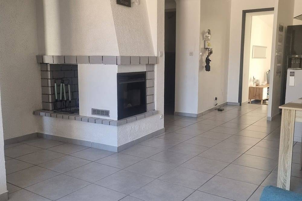 Apartamento entero, 100 m2 air-conditioned apartment at the foot of the Luberon, 30 km from Aix-en-Provence   in Villelaure, Parque natural regional del Luberon