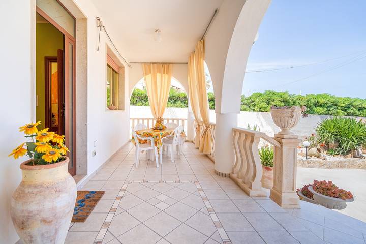 Hel lägenhet, Apartment "La Casa Arancione" with Private Terrace and Shared Garden in Cicirata, Avola