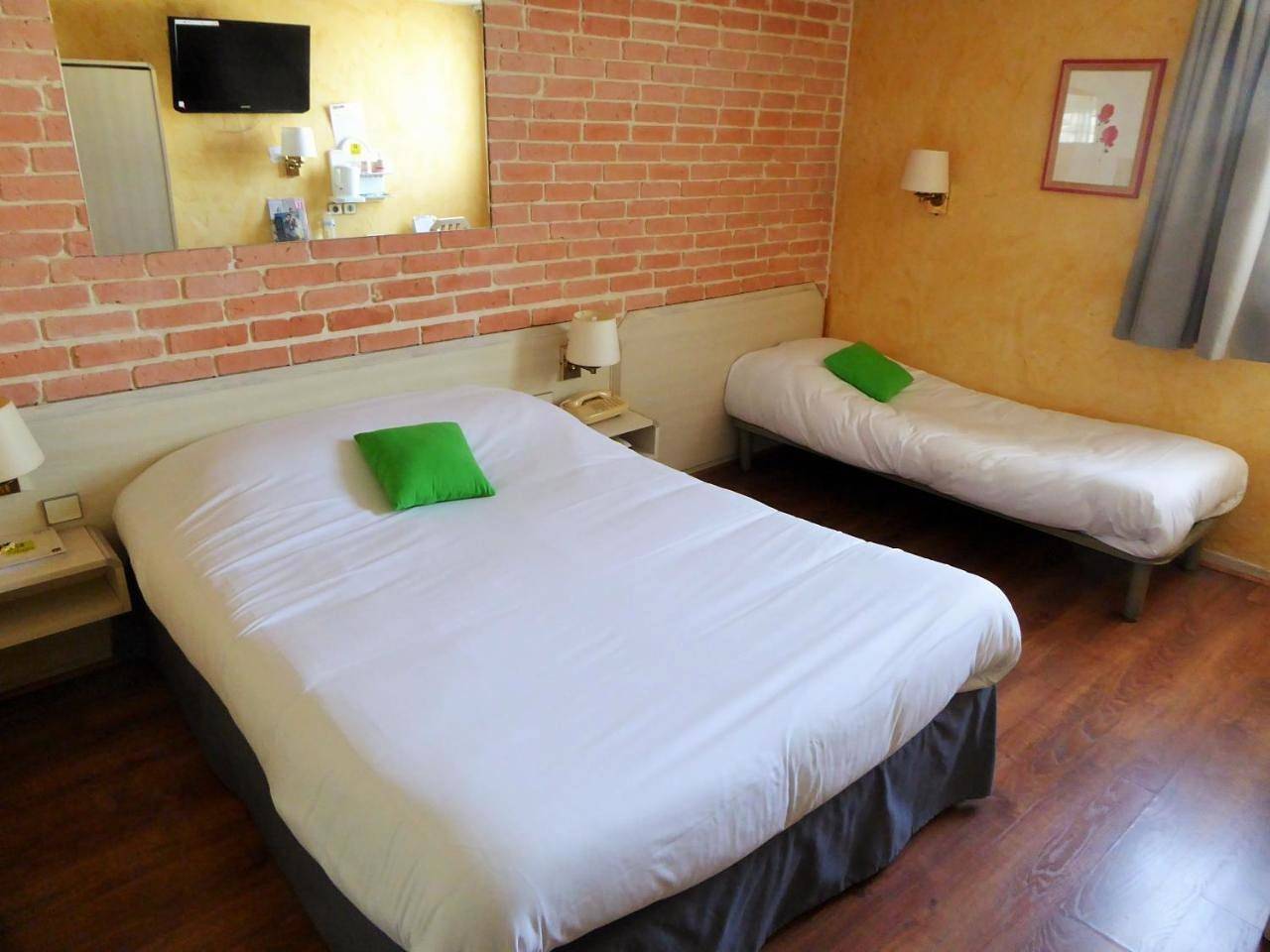 Hôtel pour 1 personne avec terrasse in Lons, Béarn