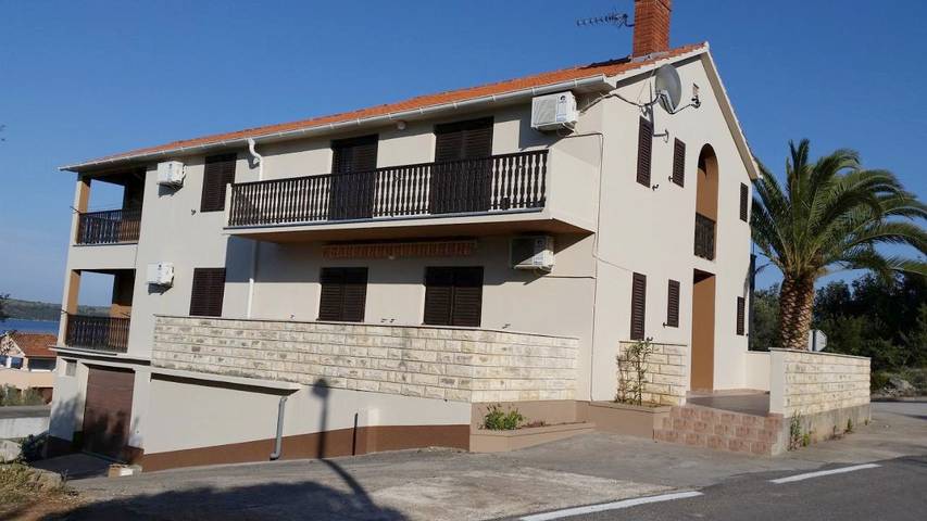 Appartement de vacances pour 4 personnes, avec balcon ainsi que vue et jardin
