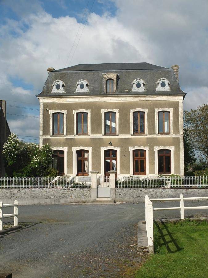 Gîte pour 10 personnes, avec jardin ainsi que vue et sauna à Planquery