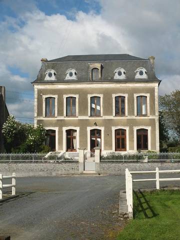 Gîte pour 10 personnes, avec vue ainsi que sauna et jardin à Planquery