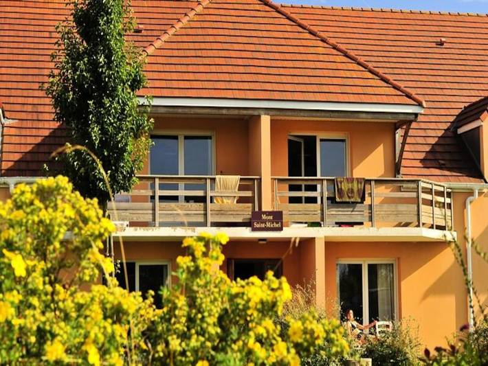 Gîte pour 6 personnes, avec terrasse ainsi que sauna et piscine, adapté aux familles à Boulleville