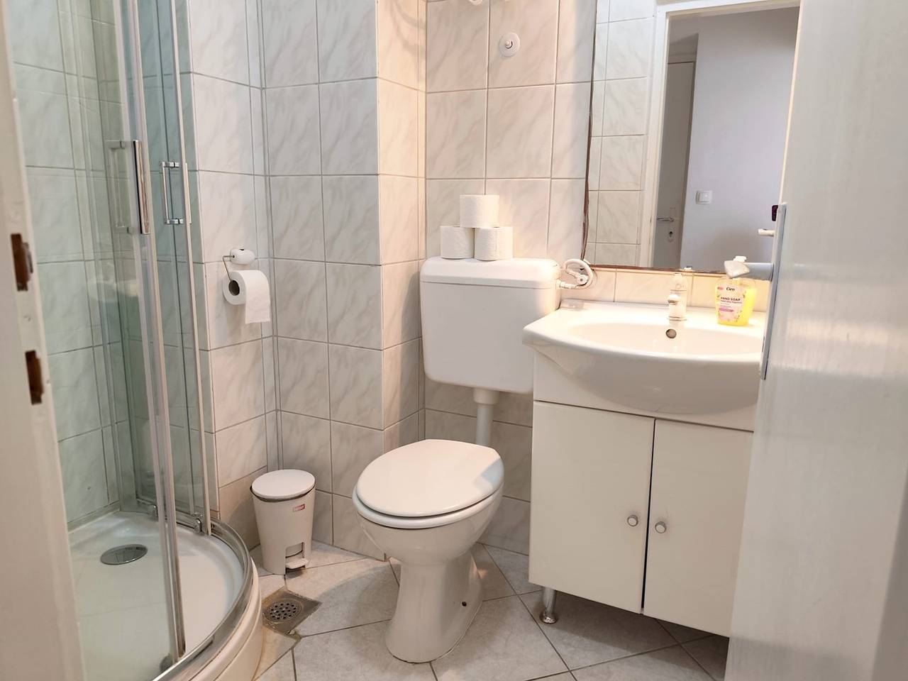 Ganze Wohnung, Einzimmerwohnung mit Terrasse. in Primošten, Šibenik-Knin