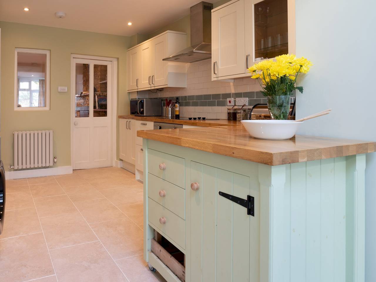 Pass the Keys | Quarry Cottage Courtyard Garden in Cirencester, Gloucestershire
