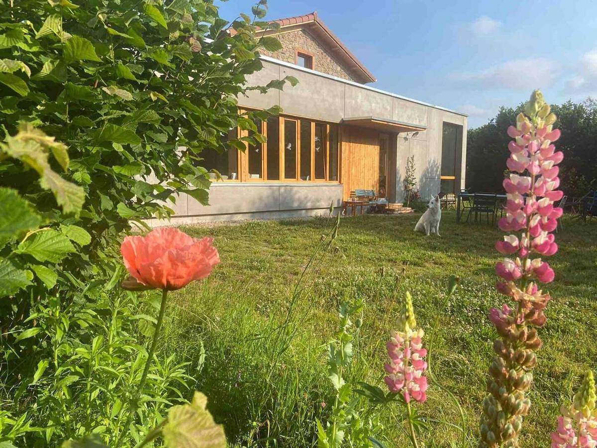 Elégante maison 225 m2, au Vert, 10 personnes, 5 chambres, 5 salles de bain in Saint-Bonnet-le-Chastel, Parc Naturel Régional Livradois-Forez