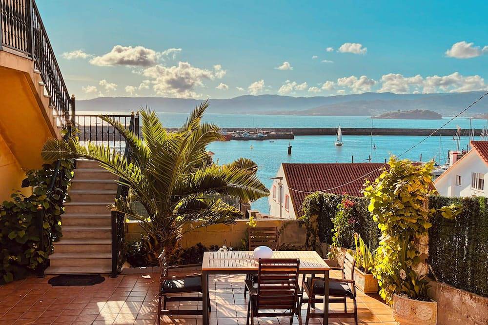 Portosin, a beautiful home with spectacular views of the Muros-Noia estuary in Miñortos, Porto do Son