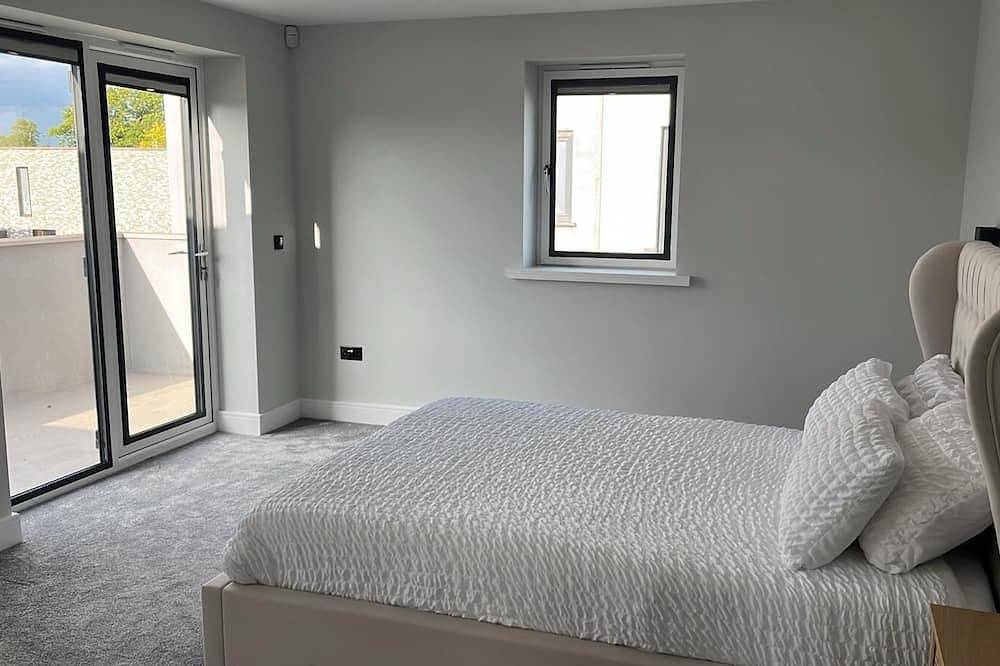 Luxury Yachthaven Living - Modern 5 Bedroom Home Sea Views in Hayling Island, Havant