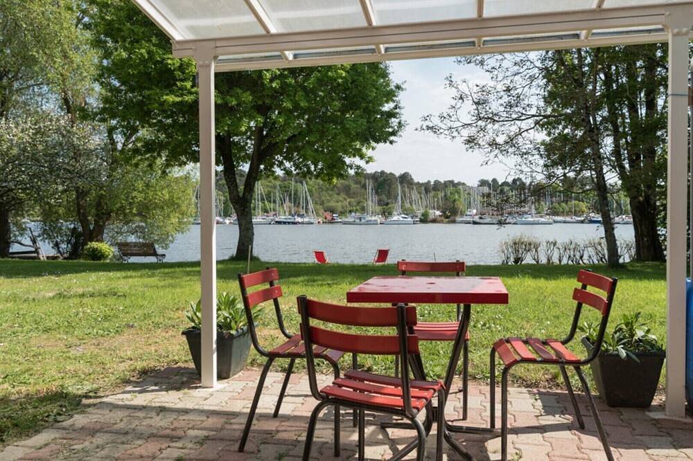 Apartamento entero, Gran estudio independiente (30m2) con terraza, pies en el agua. in Béganne, Región de Vannes
