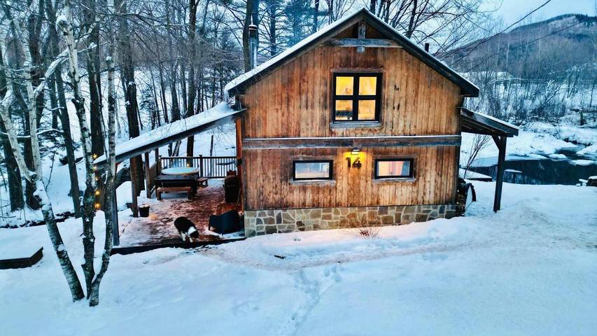 Gîte pour 4 personnes, avec terrasse et jacuzzi à Bromont