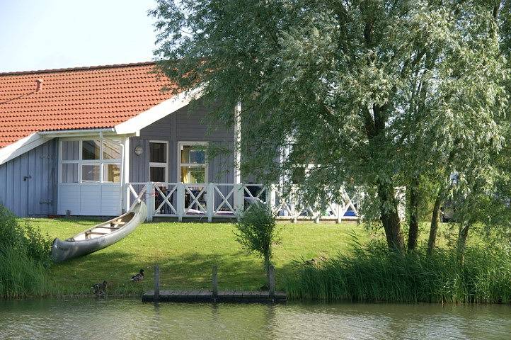 6 Personen Ferienhaus mit privatem Bootsteg, direkter Seelage, Kanu, Whirlpool und Sauna in Otterndorf in Otterndorf, Cuxland