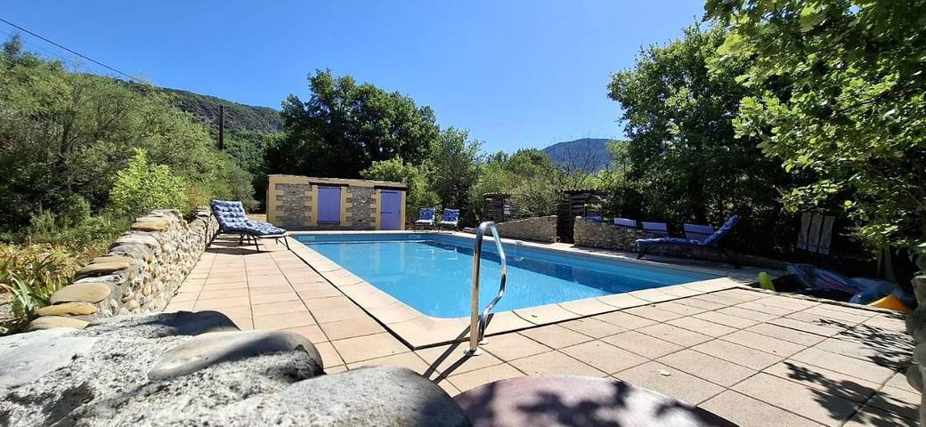 Location de vacances pour 8 personnes, avec vue ainsi que piscine et jardin, animaux acceptés à Estoublon