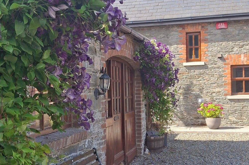 Beautiful stone cottage in a quiet country setting close to beach in Contea di Louth
