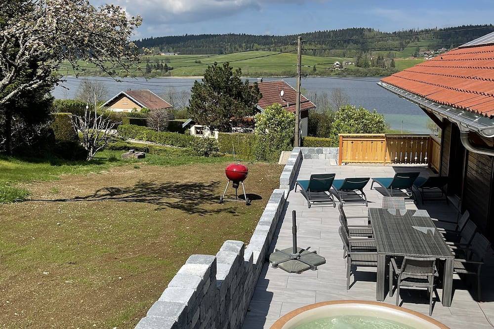 Chalet With Spa Lake View in Mouthe-Lac et Mont d’Or, Doubs