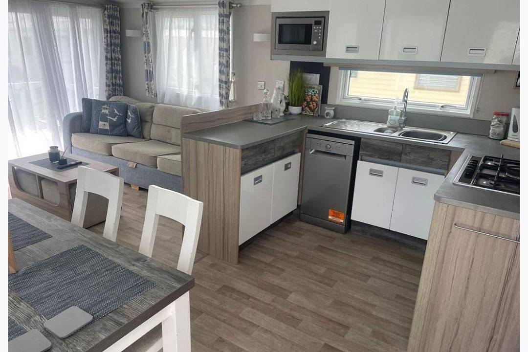 Silver-grade Mobile - Sleeps 6 - Dogs Welcome in Caister-on-Sea, Great Yarmouth