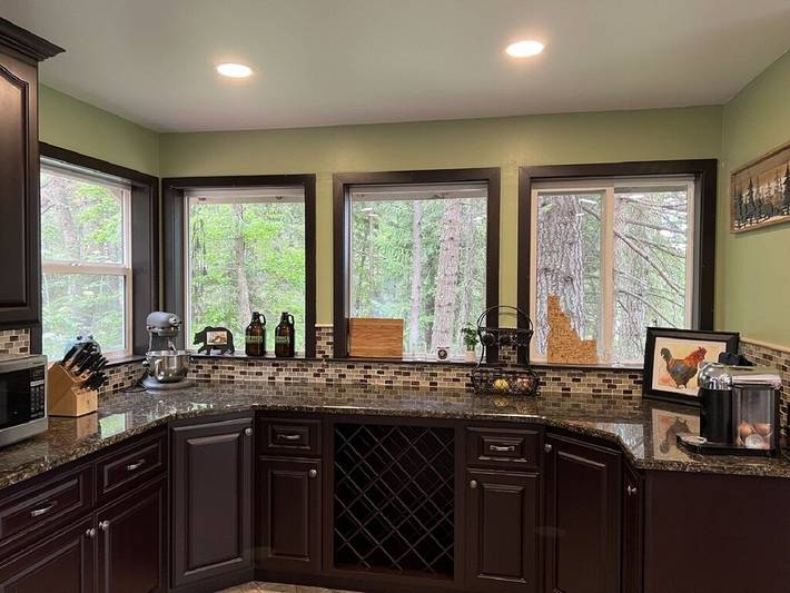 Vacation rental for 15 people, with balcony and hot tub in Lake Pend Oreille