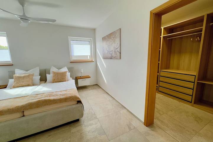 Luxuriöse Villa Möwengeflüster - 220qm Fewo für max. 8 Gäste + Sauna am See in Pouch, Muldestausee