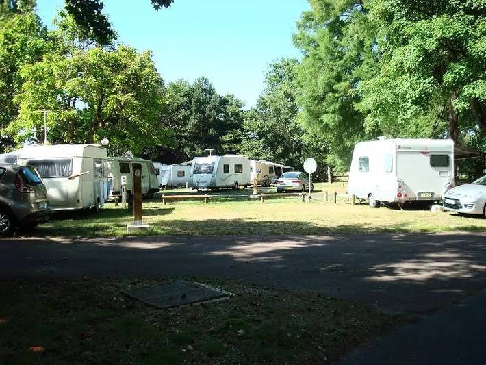 Mobil home pour 5 personnes, avec terrasse ainsi que piscine et vue, animaux acceptés à Châteauroux - 3