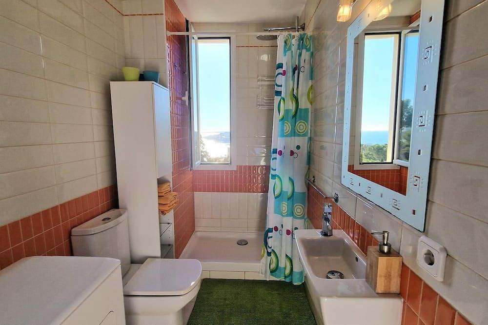 Ganze Wohnung, Peaceful Stay with Sea Views and Parking. 2 Bedroom Apartment in Cala Major in Cala Major, Palma