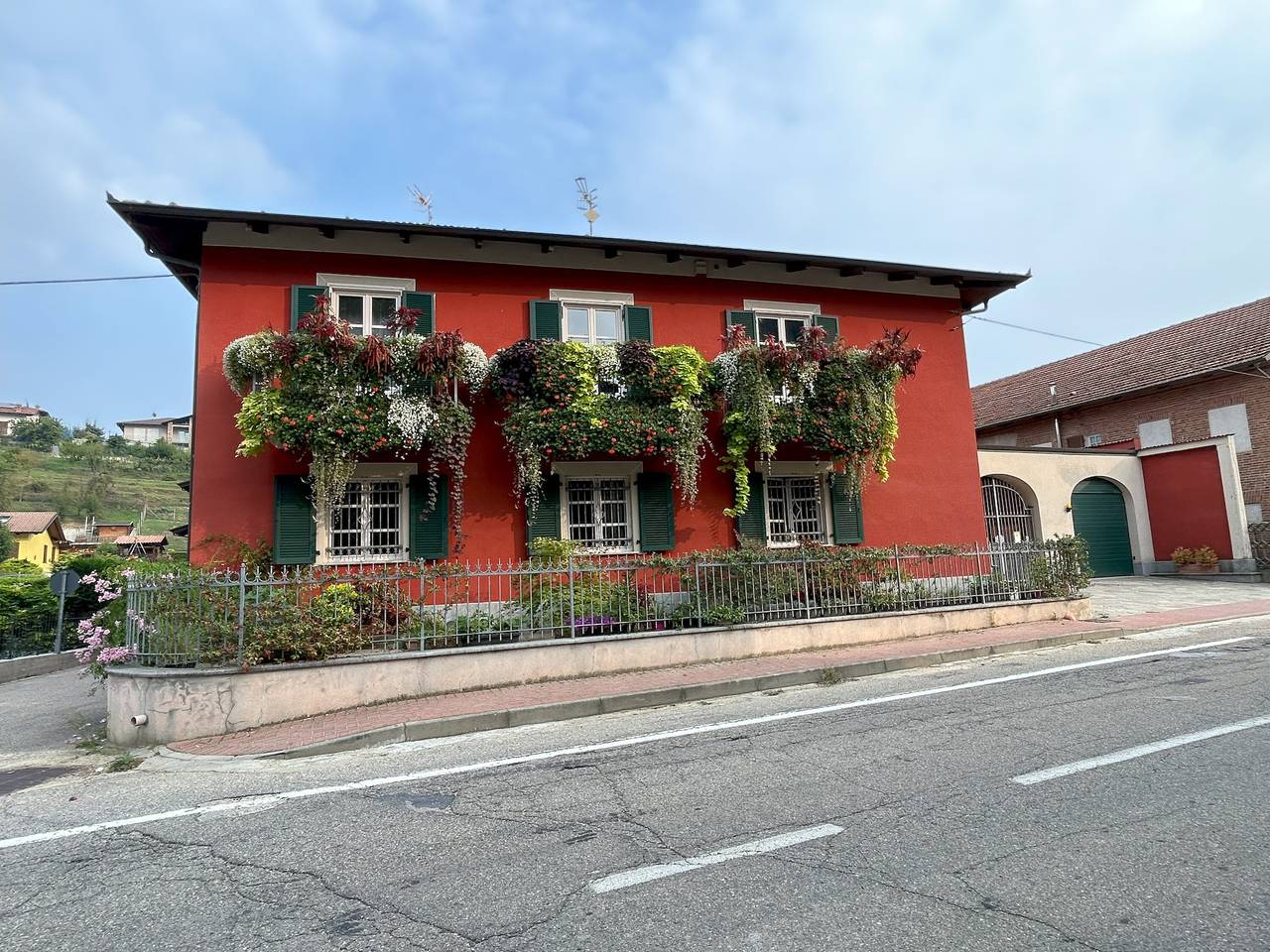 Entire apartment, Apartment 'Aperegina' with Private Garden and Wi-Fi in Castellinaldo, Langhe