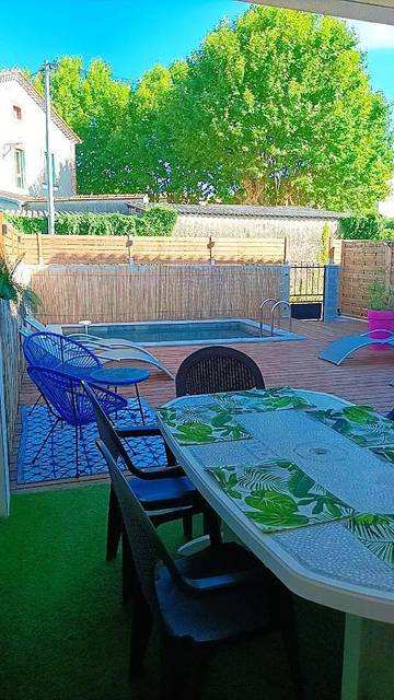 Cottage pour 6 personnes, avec piscine ainsi que vue et terrasse à Ribaute-les-Tavernes