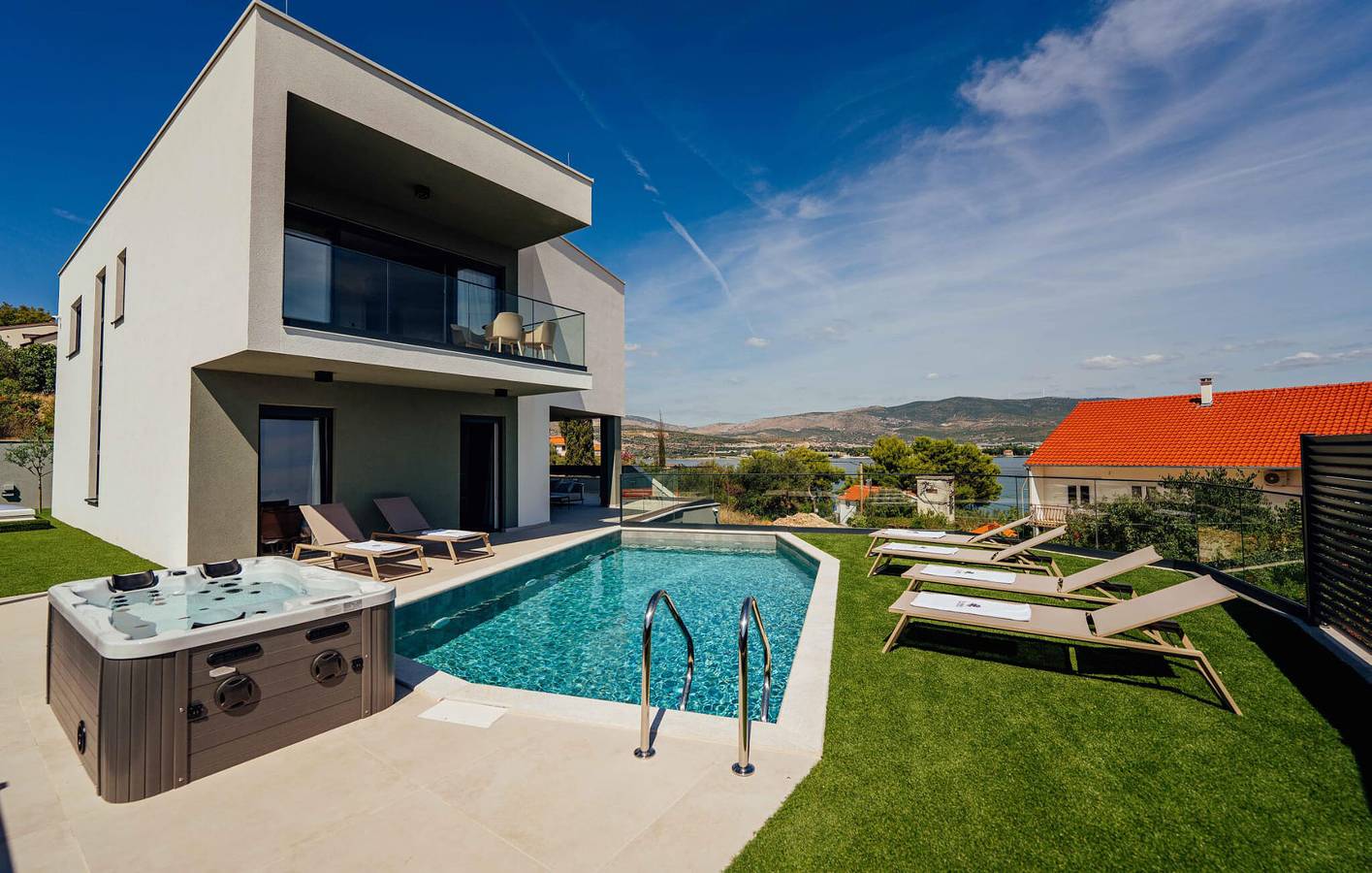 Gemütliches Apartment am Strand mit Meerblick, Pool und Garage in Arbanija, Ciovo