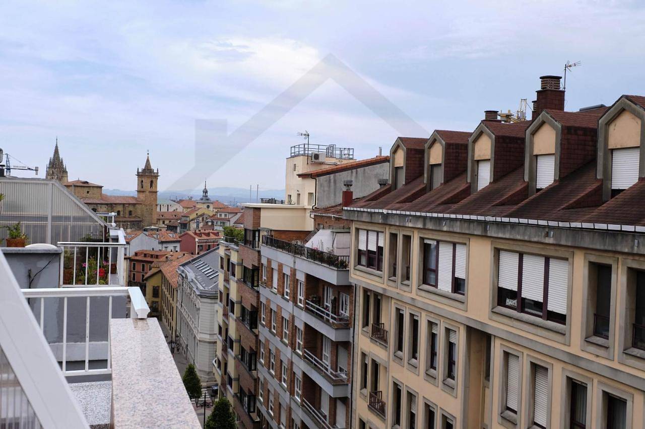 Apartamento entero, Ático Quintana I - con terraza, vistas a la ciudad, en el centro, con Wifi y garaje in Oviedo, Cordillera Cantábrica