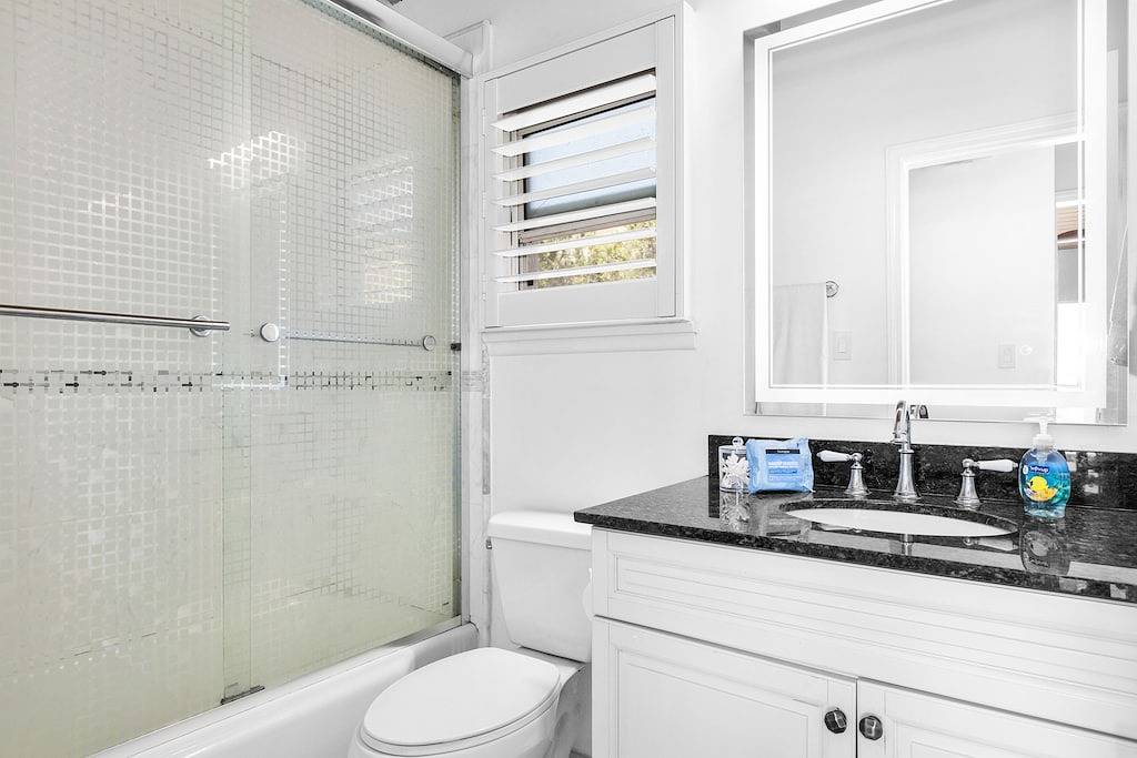 Ganze Wohnung, Modern Malibu Road Oceanfront Beach House with Ac Private Beach in Malibu, Los Angeles County