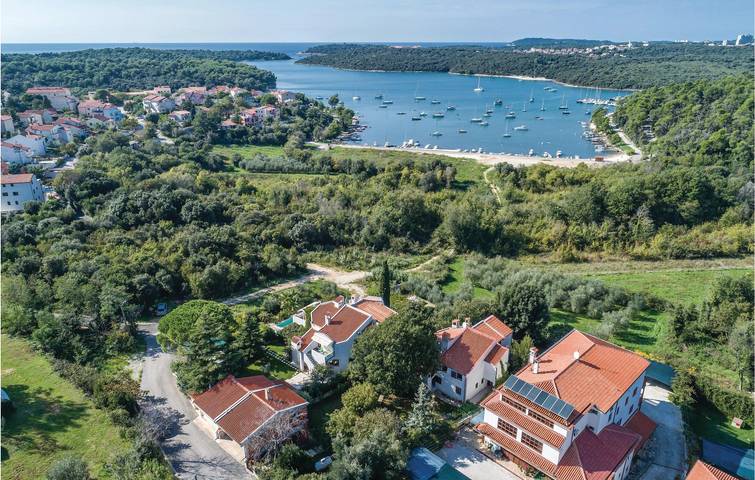 Ganze Ferienwohnung, Gemütliche Ferienwohnung mit Terrasse und Pool, 1,5 km vom Strand entfernt in Banjole, Südküste Istrien