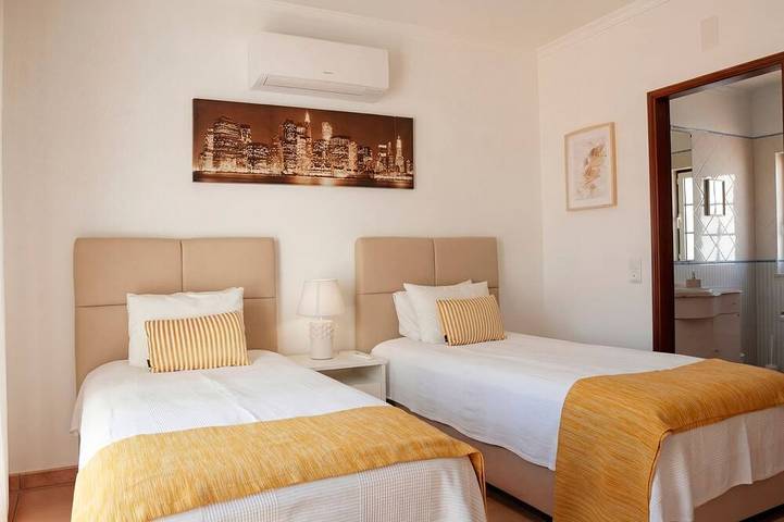 Villa mit 3 Schlafzimmern und privatem (beheizbarem) Pool am Galé Strand in Guia, Faro Distrikt